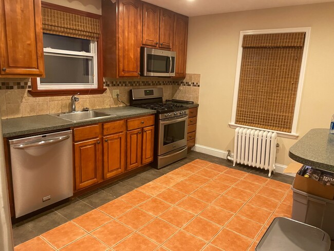 Full Walk in Kitchen - 182 Plainfield Ave