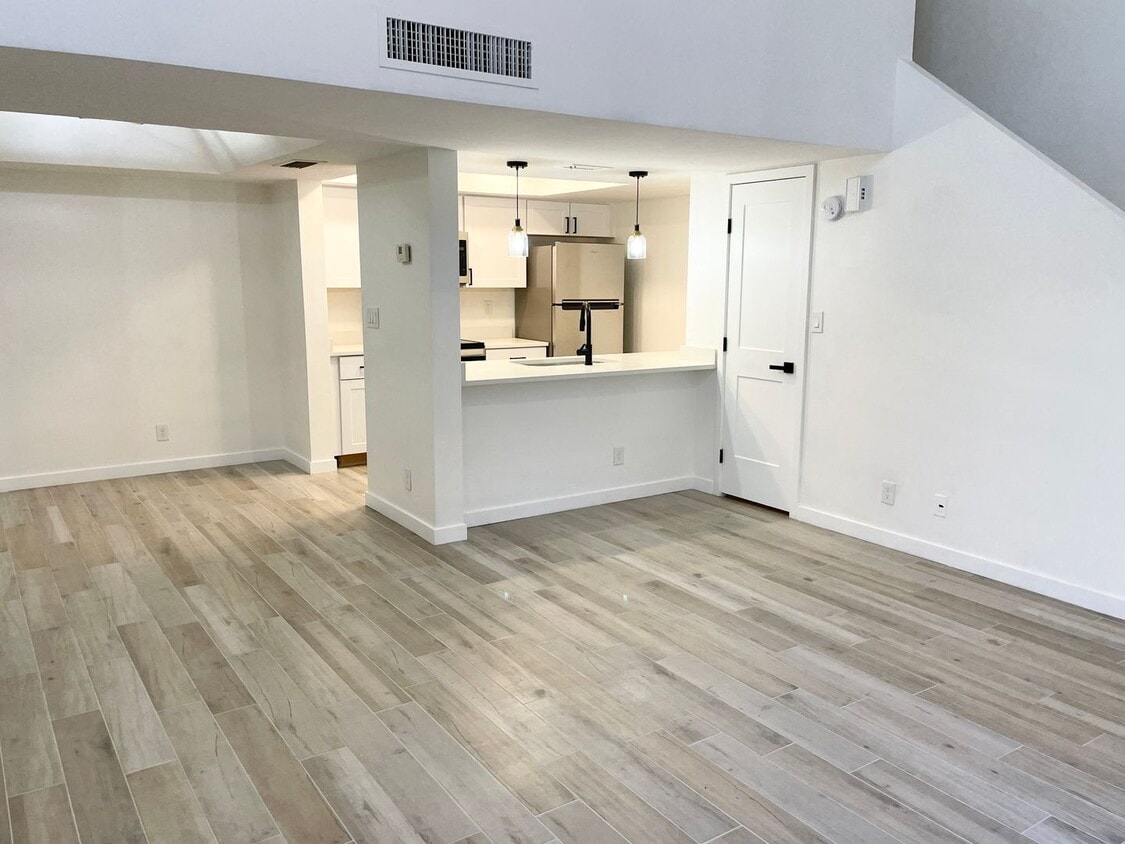 Stunning 1 Bedroom/1.5 Bath Condo with Gor... - Stunning 1 Bedroom/1.5 Bath Condo with Gor...