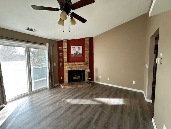 Foto del edificio - 2 Bedroom Condo in Lakewood