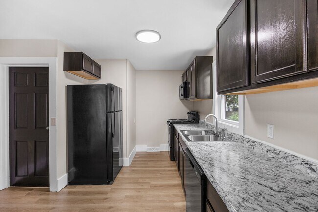 Building Photo - ? Move-In Ready Home with Modern Updates