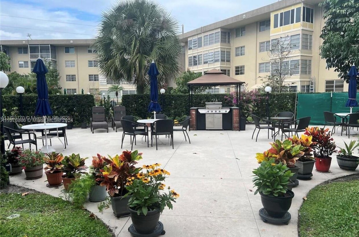 Foto principal - 3051 NW 46th Ave