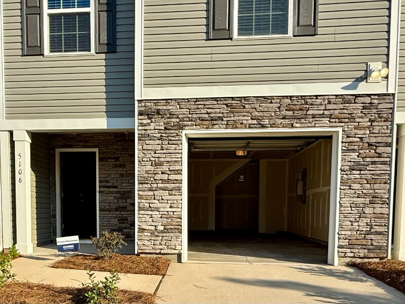 Foto principal - 5106 Hyrule Dr