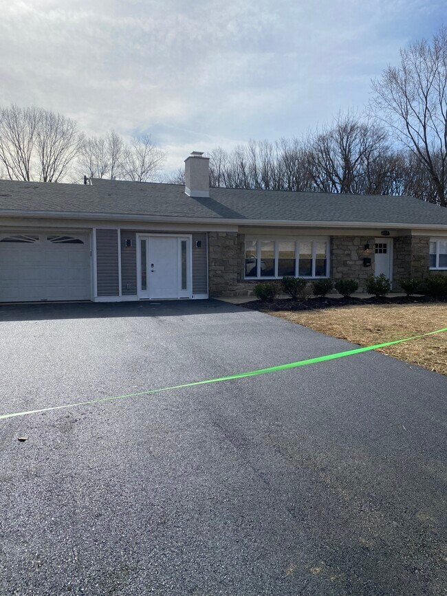 Building Photo - 2158 Brookthorpe Cir