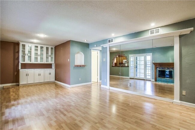Building Photo - 5132 Amesbury Drive Unit#204, Dallas, Texa...