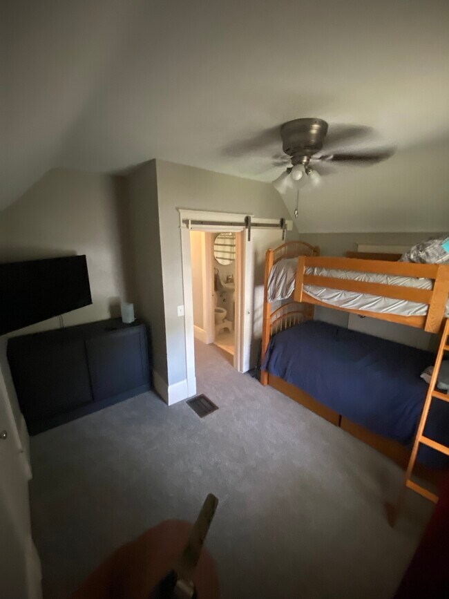 Foto del edificio - 1467 Charles Ave