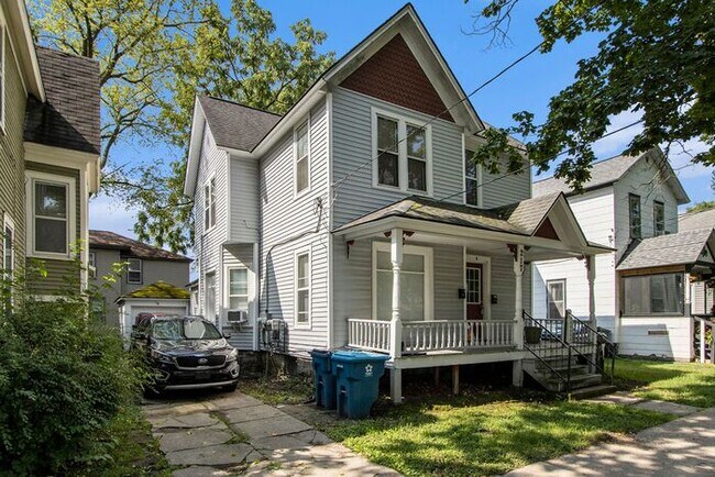 Building Photo - 2-bedroom apartment with office on top flo...