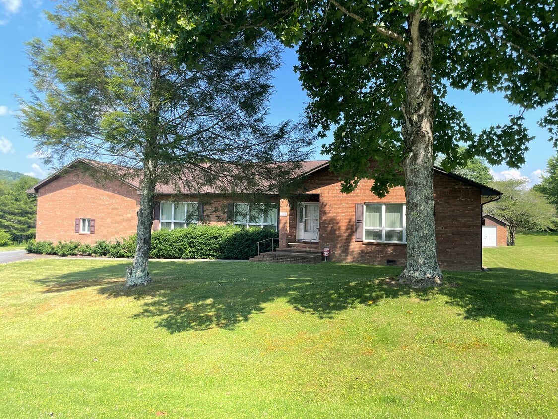 1320 Fairway Dr, Boone, NC 28607 House Rental in Boone, NC