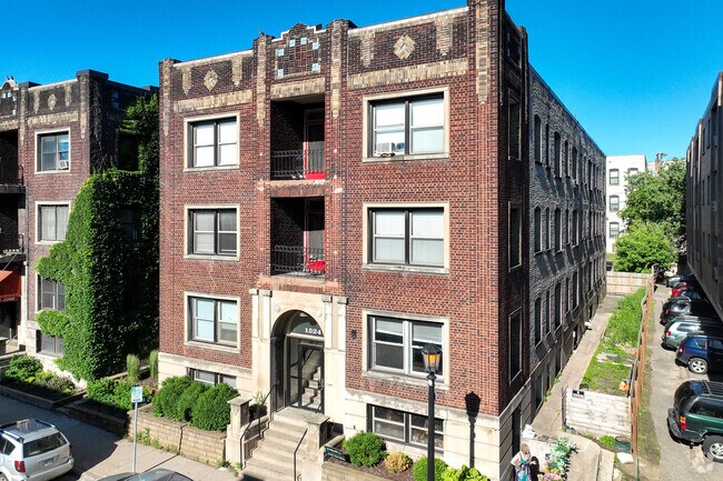 Fachada exterior clásica de ladrillo rojo - 1524 LaSalle Ave - City Meets Classic Charm