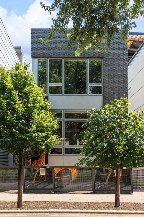 Primary Photo - 2109 W Race Ave