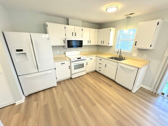 Foto del edificio - 2 bed 3 bath home in Virginia Beach