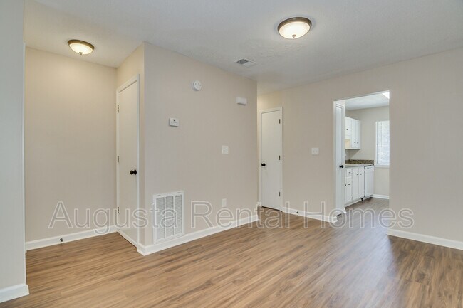 Building Photo - 3512 Woodlake Rd