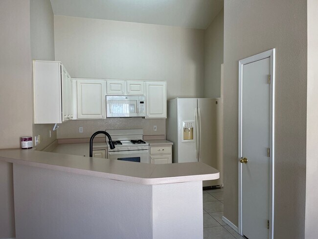 Foto del edificio - Freshly painted 4Bdm 2Ba Home, in a well desired location! will not last long!