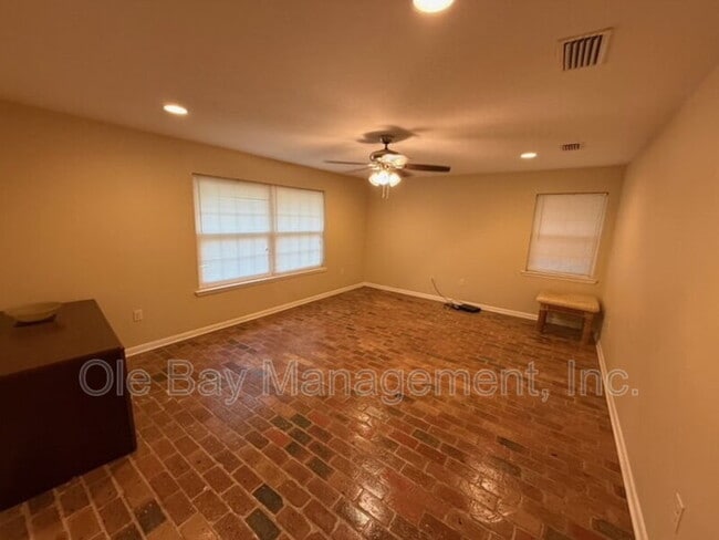 Foto del edificio - 22067 Stoddard Ave