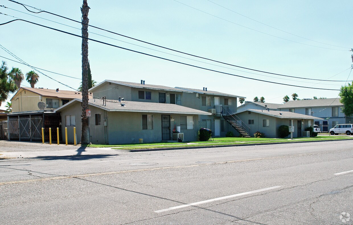 Primary Photo - 3308-3316 N Maple Ave