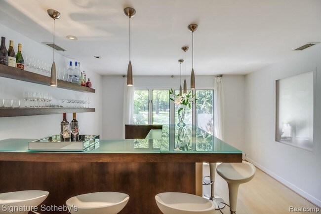 Foto del edificio - 5185 Longmeadow Rd