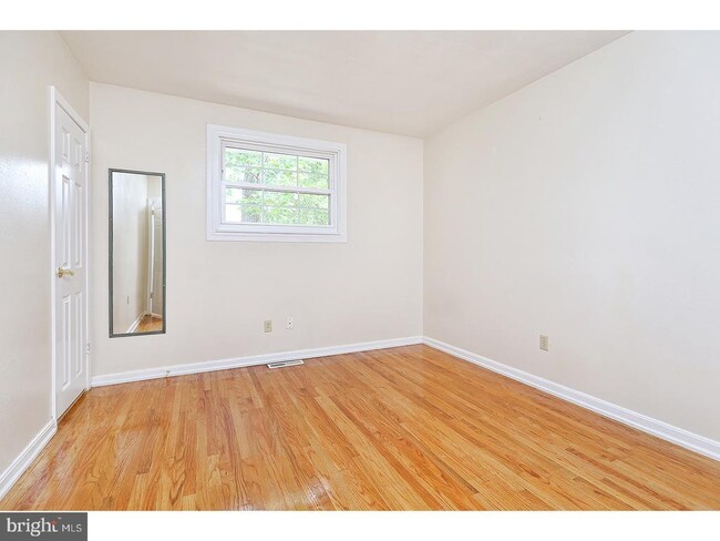 Building Photo - 923 Forbes St