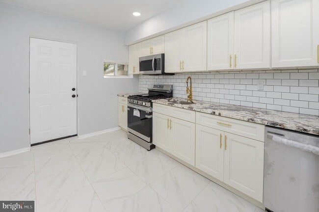 Building Photo - 26 E Abbottsford Ave