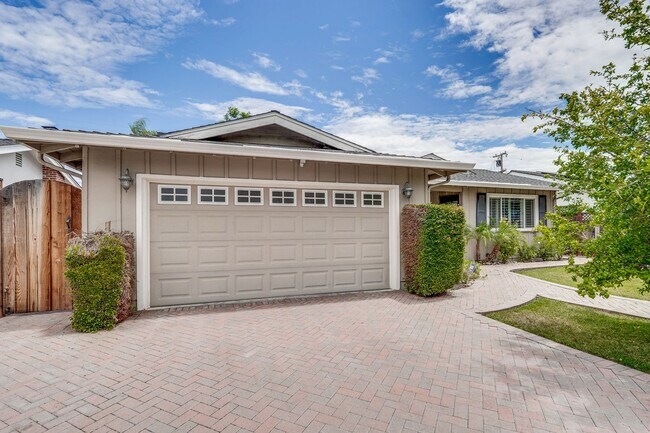 Foto del edificio - Spacious Home off of Hillsdale with Amazing Kitchen & Backyard! Ready to Rent.