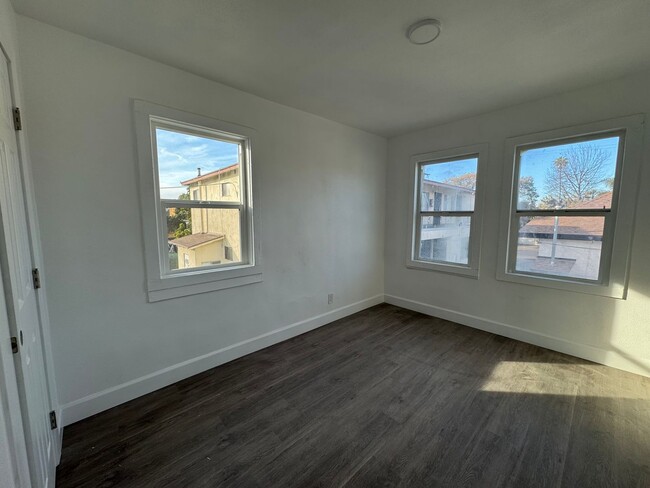 Foto del edificio - Upstairs Apartment Ready!