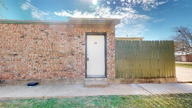 Building Photo - 725 Peppertree Dr