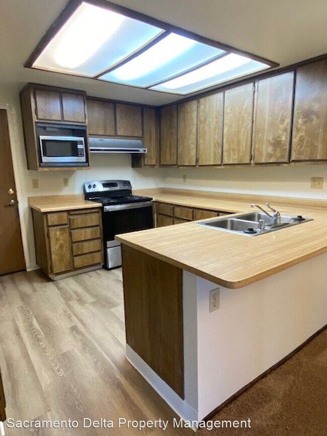 2 br, 1.5 bath House 2010 Rebecca Court House Rental in Roseville