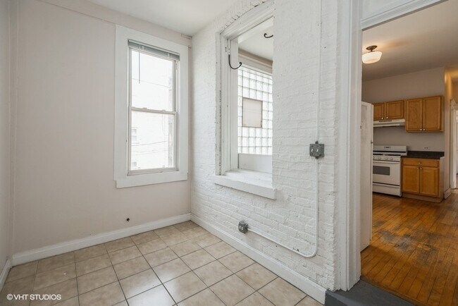 Building Photo - 2135 W Division St