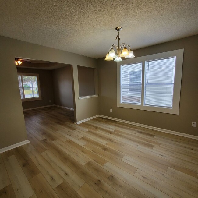 Building Photo - Charming Single-Story Haven in the Blue Po...