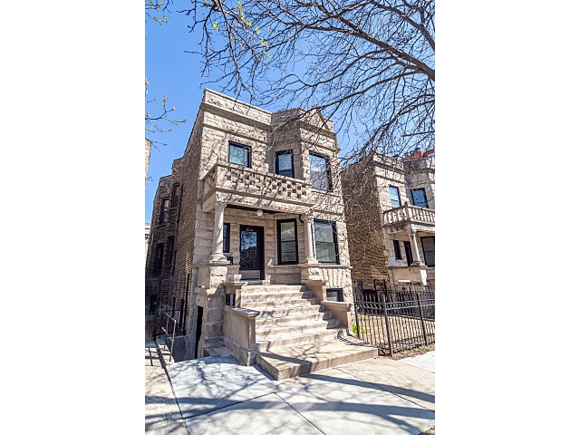 Building Photo - 834 W Waveland Ave