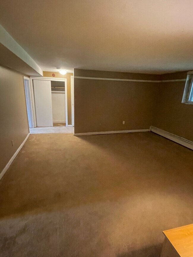 Building Photo - W ROXBURY/CHESTNUT HILL 1 BED with PARKING, HT, AND HW INCLUDED!   GREAT DEAL!!