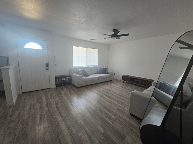Foto del edificio - 4 BR 2 Ba Available 9/1