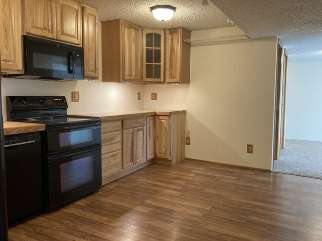Building Photo - Lovely 2BR/1BA with large kitchen! Laundry...