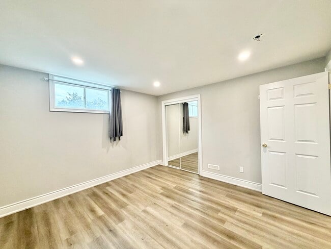 Building Photo - 2 BED - 1 BATH - LONDON - BASEMENT