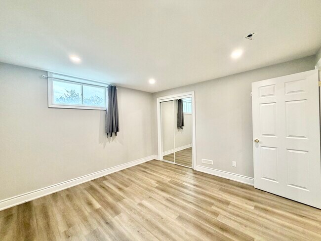 Photo du bâtiment - 2 BED - 1 BATH - LONDON - BASEMENT