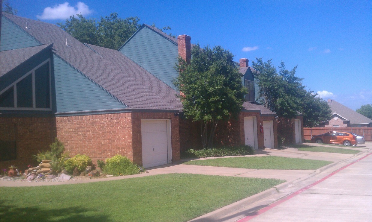 Peppertree Townhomes Apartments in Sherman, TX