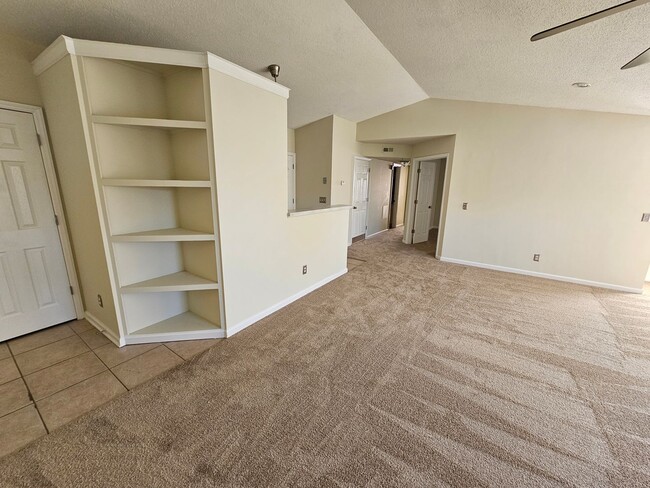 Building Photo - Ready to move in !!! 2 Beds 2 Baths!