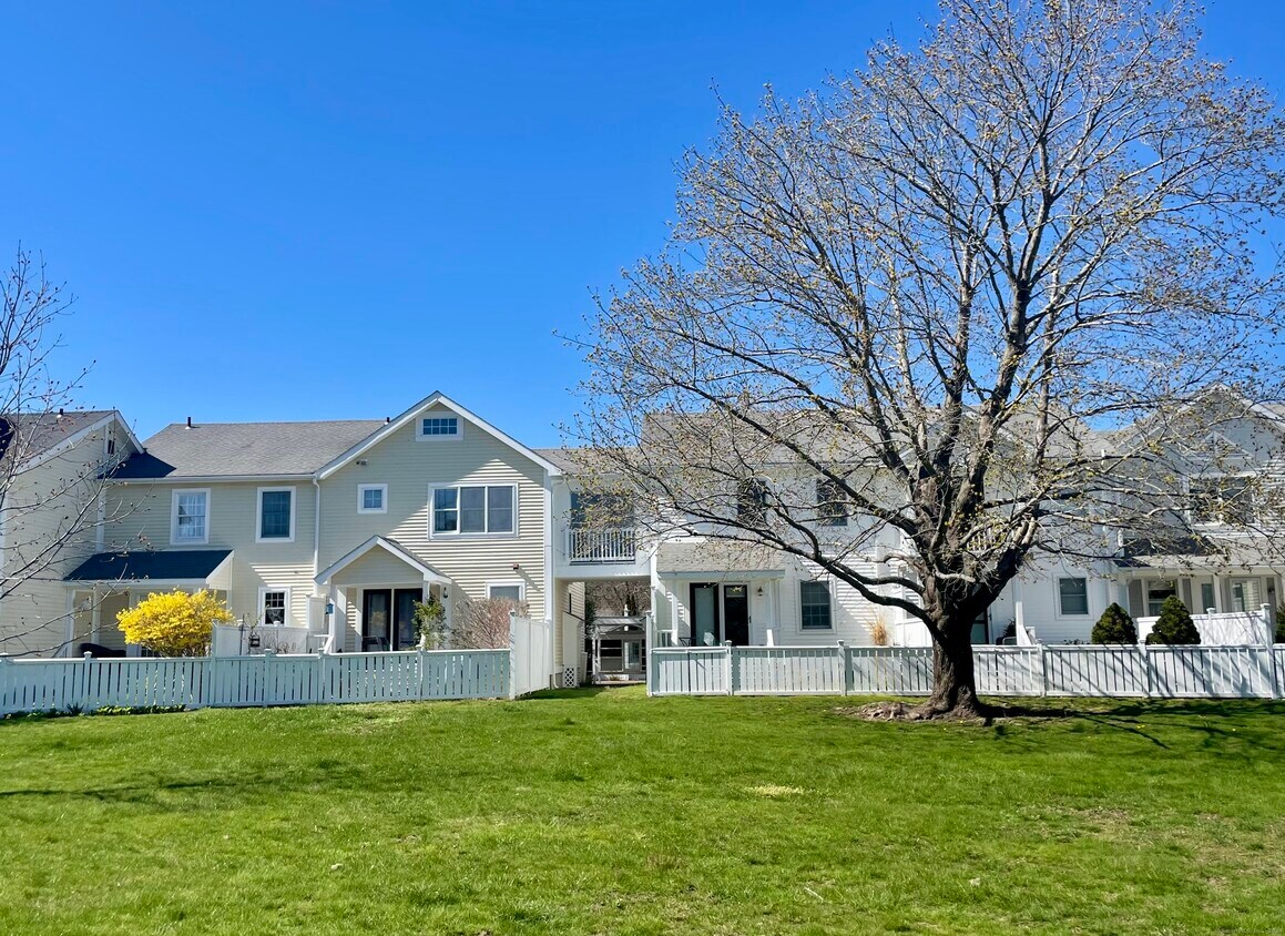 Primary Photo - 5 Cove Side Ln