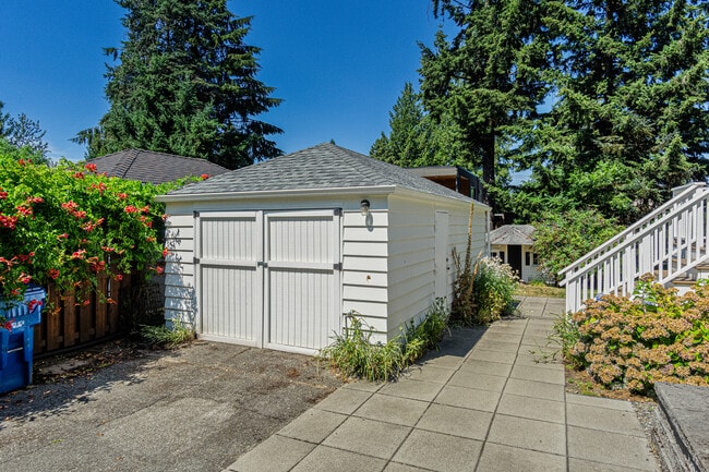 Building Photo - 3238 NE 94th St