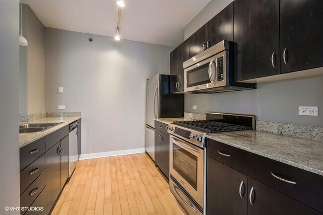 Building Photo - 8 E Randolph St