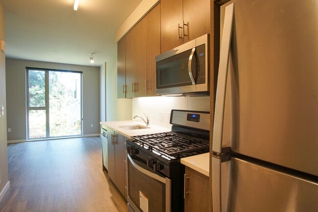 Building Photo - Modern Studio with Floor to Ceiling Windows!