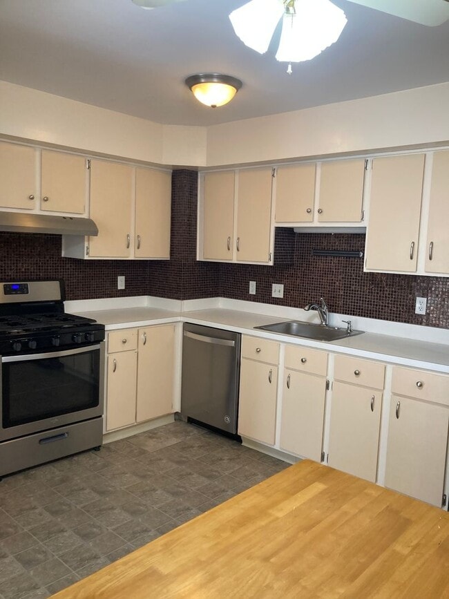 Building Photo - Condo for Rent Richmond Heights