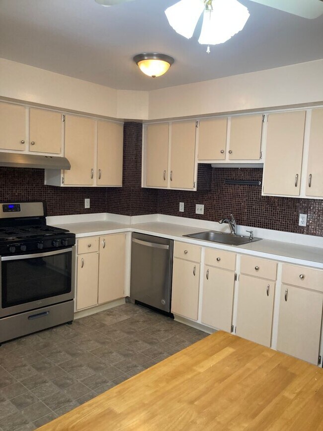 Foto del edificio - Condo for Rent Richmond Heights