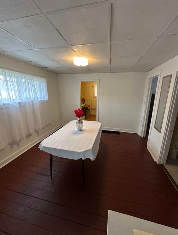 Building Photo - 738 E York Ave