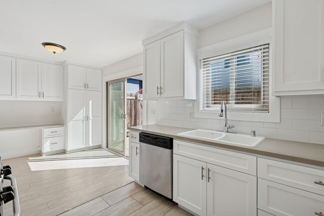 Foto del edificio - 2048 Garden Ln