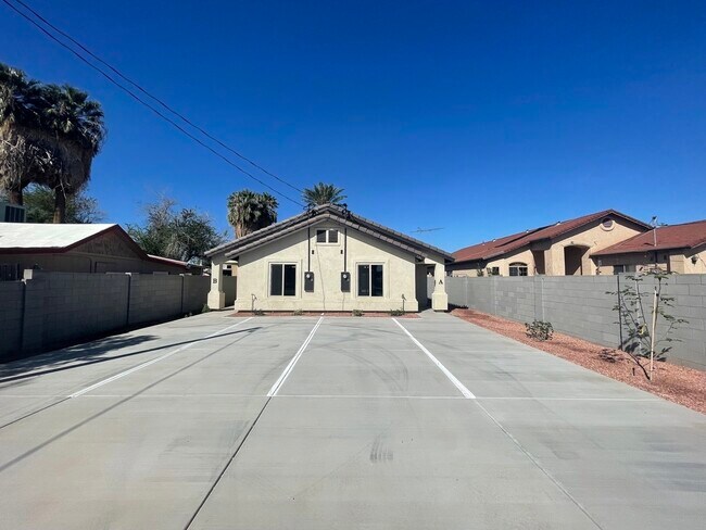 Building Photo - 546 S 15th Ave