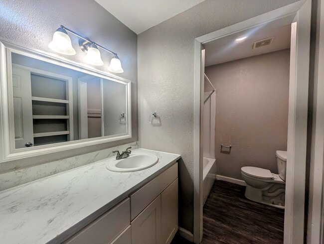 Foto del edificio - 2400 Brookridge Dr