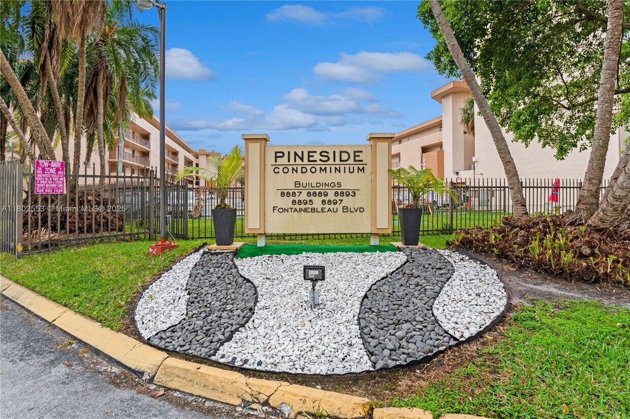 Primary Photo - 8889 Fontainebleau Blvd