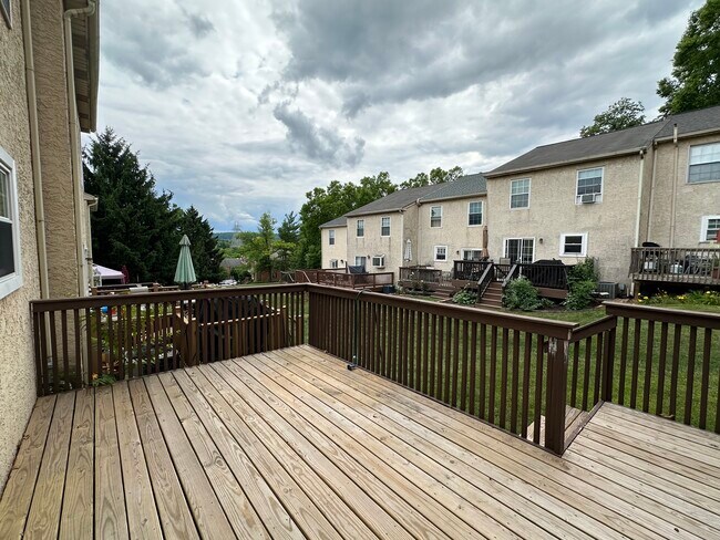Huge deck - 618 Coates Ln