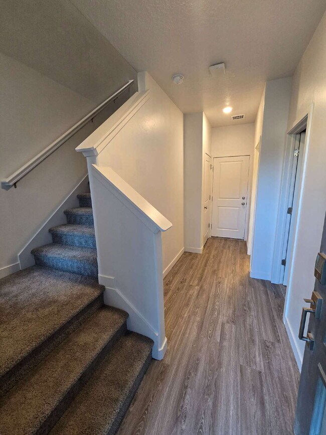 Building Photo - "Chic 3-Bed Townhouse with Pool Access in Bluffdale!"