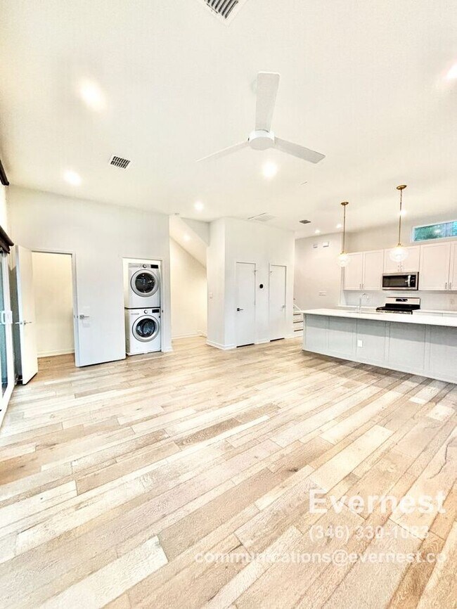Building Photo - 2528 N Fitzhugh Ave