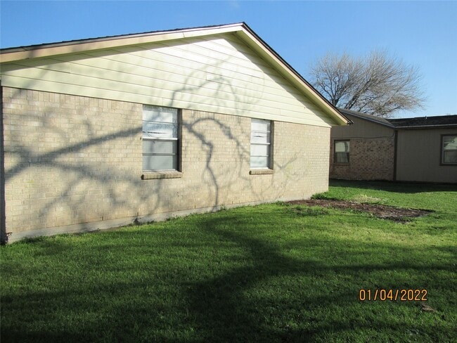 Building Photo - 733 W Live Oak St